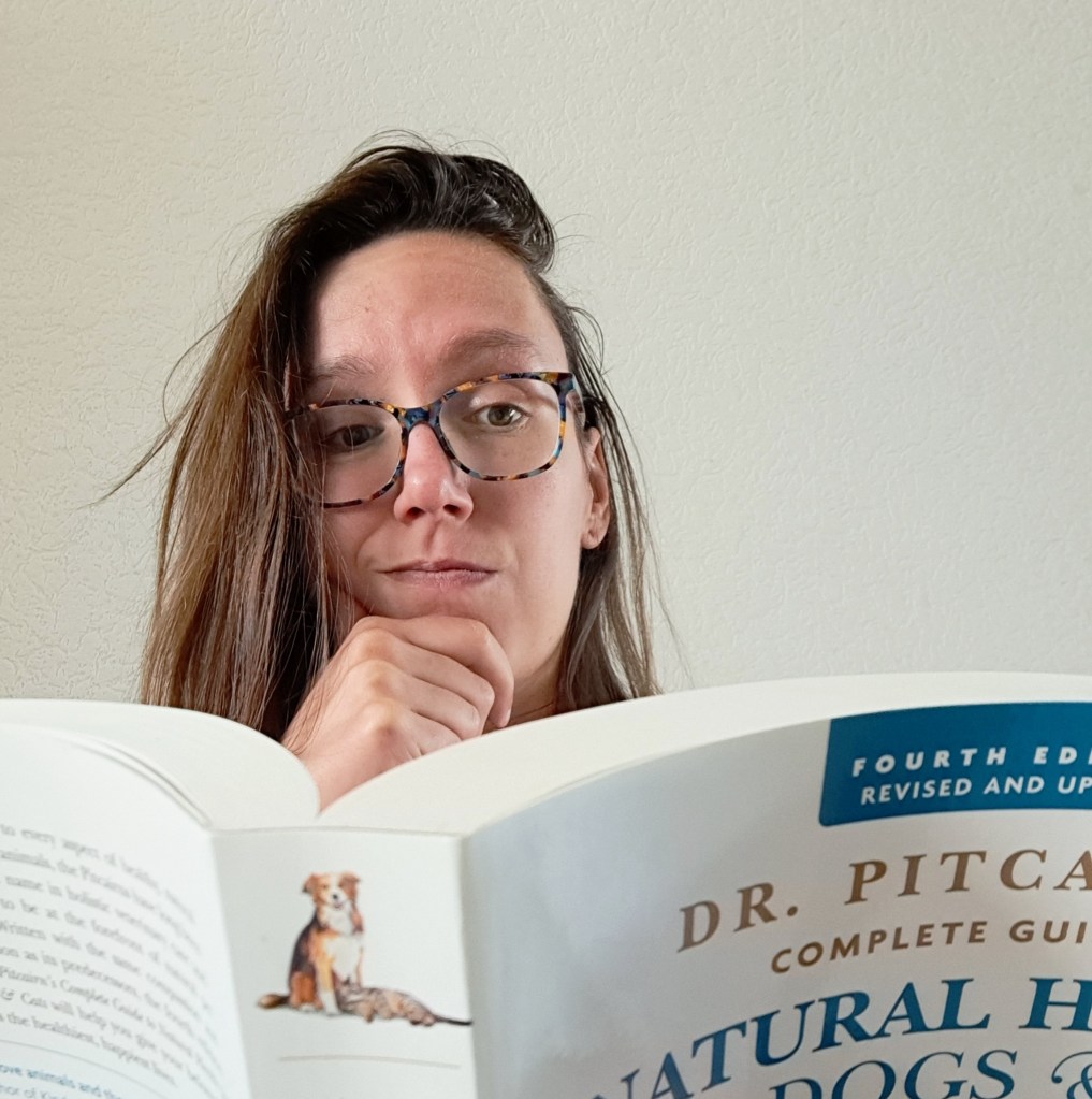 Chantal Gijsbertsen leest een boek over vegetarische en vegan voer voor katten.