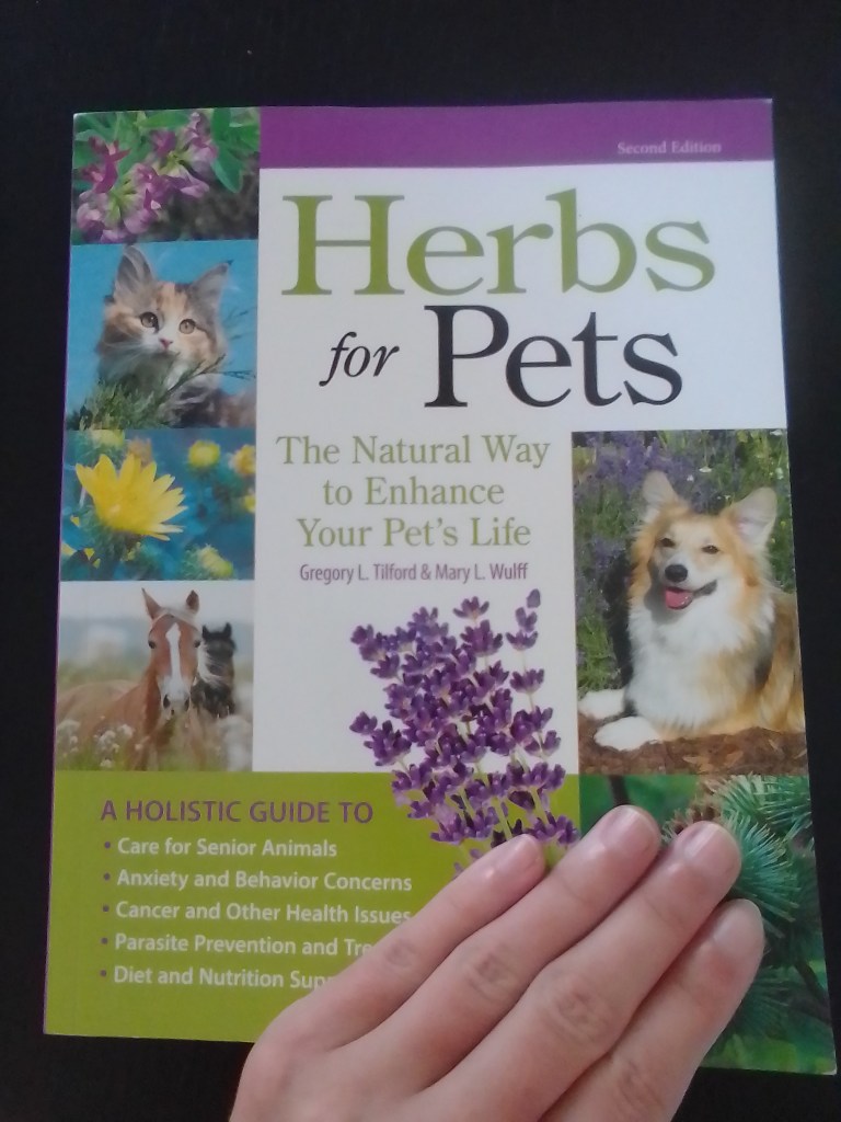 Boek over kruiden waar over voeding gesproken wordt voor katten die verstopt zijn door haarballen of haarballen in de ontlasting hebben.