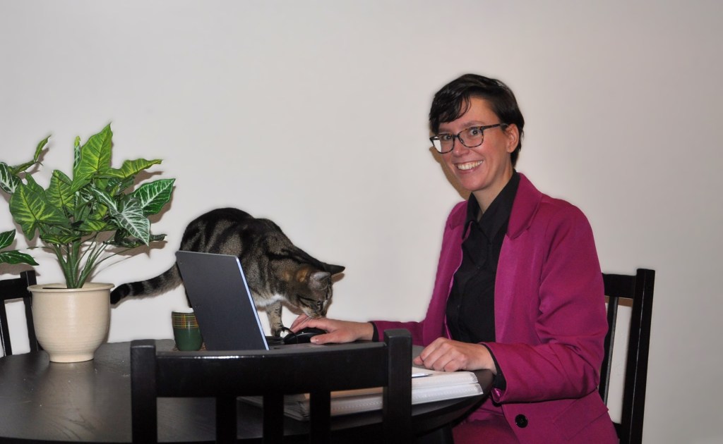 Pascal en diens kat Jim tijdens de voorbereiding op het gratis spreekuur, voedingsadvies voor katten.