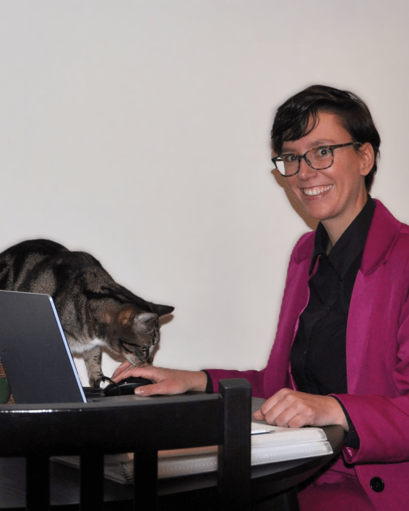 Pascal met diens kat. Werkt aan de cursus over kattenvoeding.